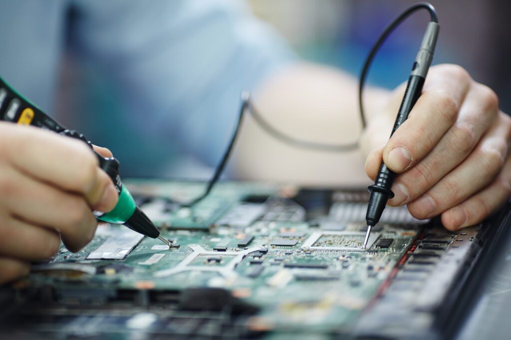 Tecnologias de Display, Falhas Específicas e o Direito de Reparar: Um Guia Técnico para Consumidores de Eletrônicos