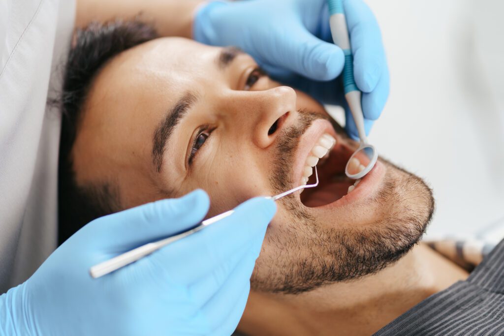 Fadiga Mecânica e Reabilitação Oral: O que os Modos de Falha em Implantes Dentários Ensinam sobre Durabilidade